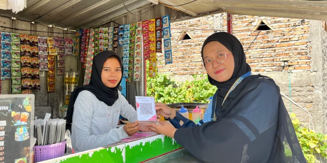 Mahasiswa KKN UIN Walisongo Dampingi UMKM Karangrowo Go Digital Lewat QRIS