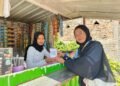 Mahasiswa KKN UIN Walisongo Dampingi UMKM Karangrowo Go Digital Lewat QRIS