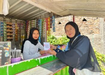 Mahasiswa KKN UIN Walisongo Dampingi UMKM Karangrowo Go Digital Lewat QRIS