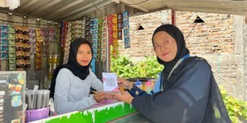 Mahasiswa KKN UIN Walisongo Dampingi UMKM Karangrowo Go Digital Lewat QRIS