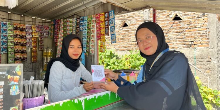 Mahasiswa KKN UIN Walisongo Dampingi UMKM Karangrowo Go Digital Lewat QRIS