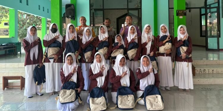 YBM BRI Pemalang Salurkan Bantuan Sekolah, 40 Siswa MTsN dan MAN Terima Perlengkapan Belajar